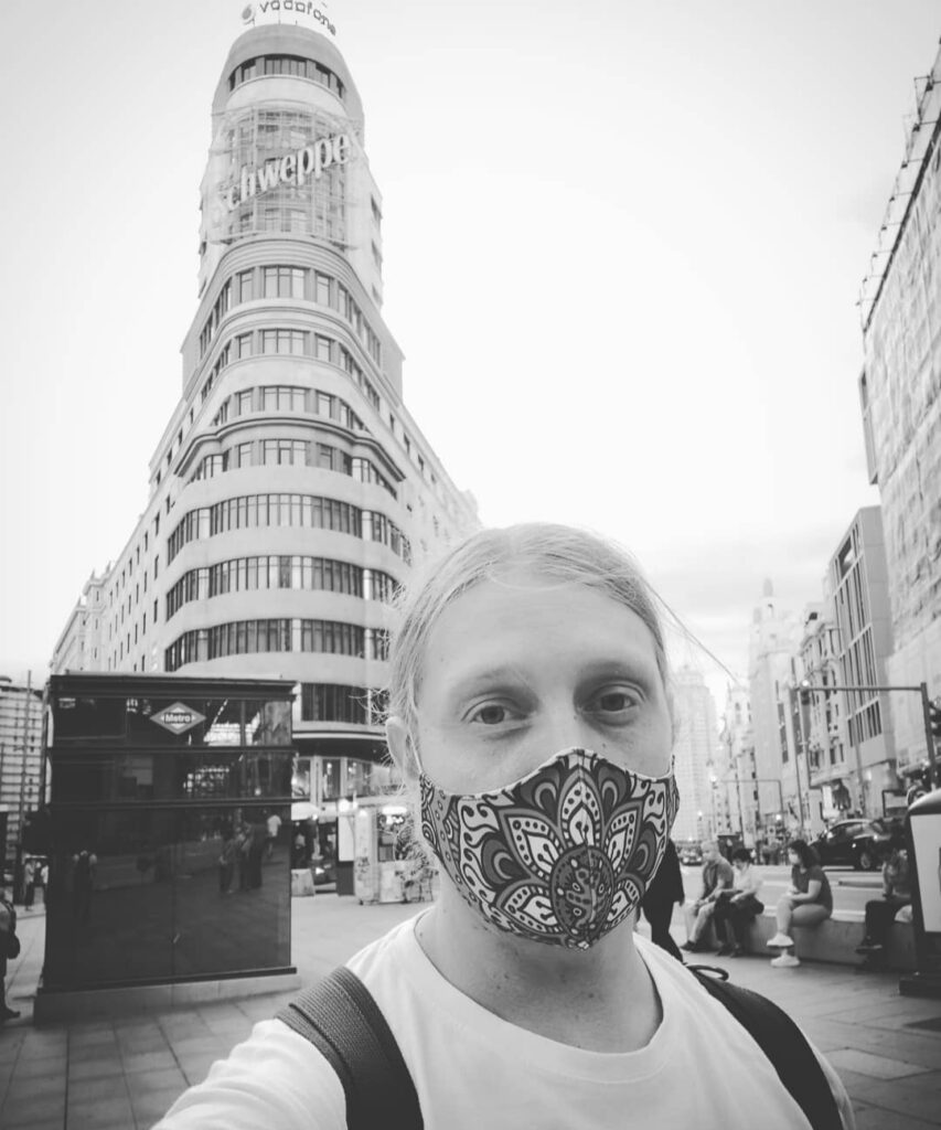 Traductor Timo Tuimala de Tuimala Traducciones enfrente de famoso Schweppes edificio en el centro de Madrid.