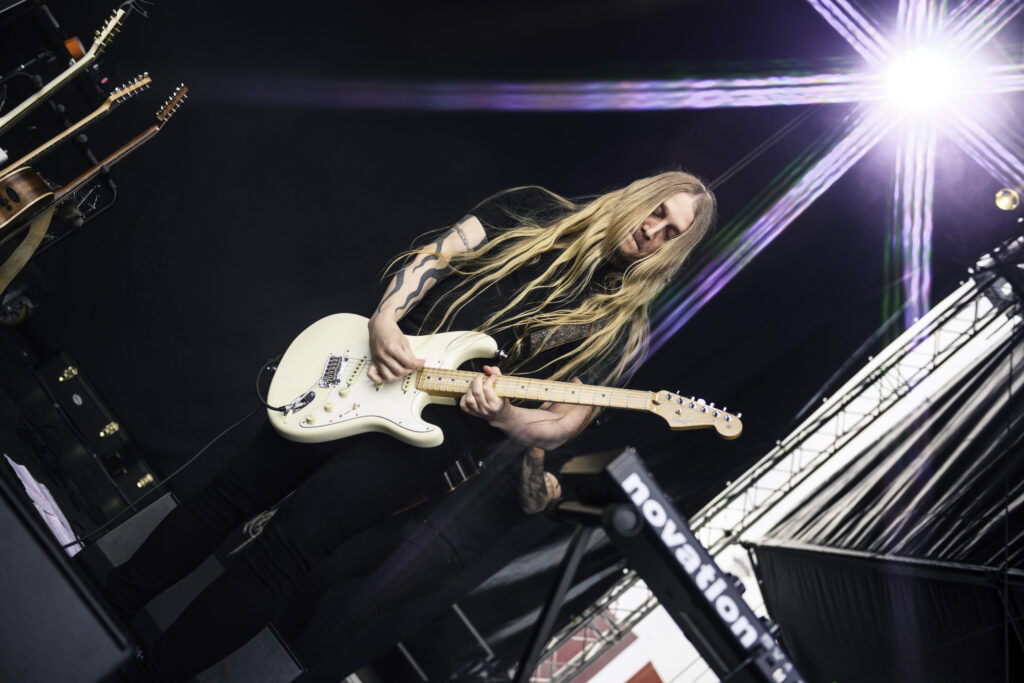 Kääntäjä Timo Tuimala, Tuimala Traducciones yrityksen perustaja, soittamassa kitaraa keikalla.