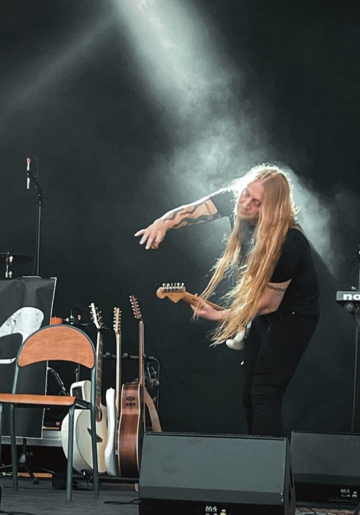 Traductor Timo Tuimala de Tuimala Traducciones tocando la guitarra en un show.